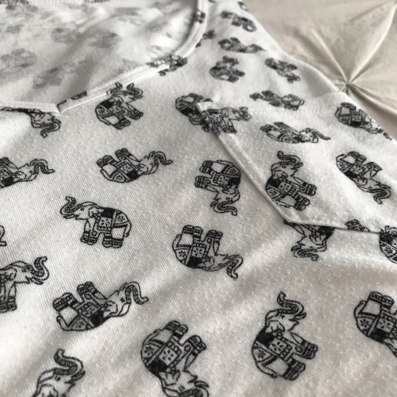 Hollister Elephant Print T-Shirt - Picture 3 of 3